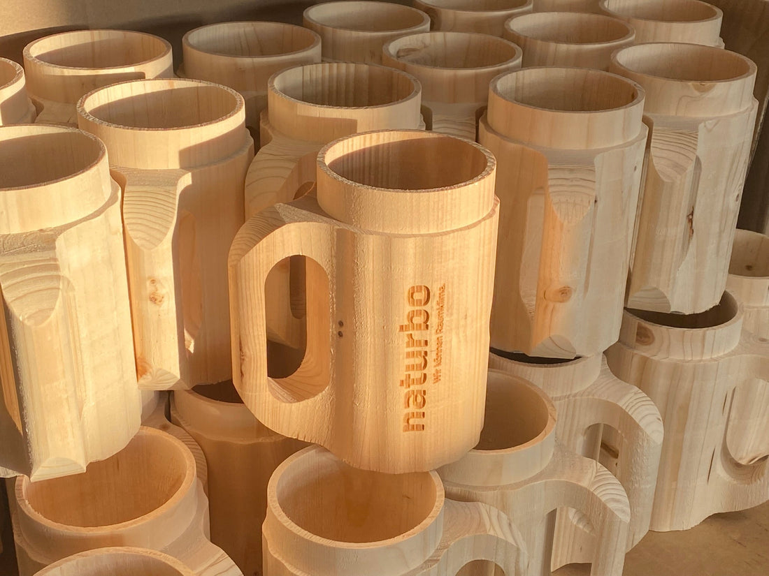 Holzkrüge mit Logogravur NATURBO Lehmputz